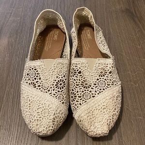 Cream floral lace Toms